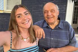 Woman, 24, Tracks Down Man, 72, After Receiving Cryptic Text ...