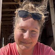 In case you're wondering, how trying to check under my mom's broody  asparagus chicken is going...🤣🤣 literally never had a chicken bite my  skin and hold￼