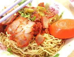 Ia lazimnya akan disajikan dengan kuah sup dan kicap. Resepi Mee Kolok Sarawak