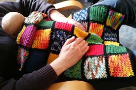 Wenn sie abends vor dem fernseher sitzen, häkeln sie sich eine decke, die an kühlen tagen das fernsehschauen noch schöner macht. Upcycling Fur Wollreste Babydecke Hakeln Oder Stricken Kreativbunt
