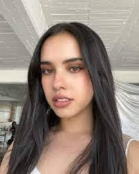 Larissa Stephens's Instagram, Twitter & Facebook