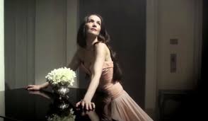 Cerca de tu piel, igual que hasta ayer. Natalia Oreiro Presenta La Version En Ruso De Me Muero De Amor En Todas Las Plataformas