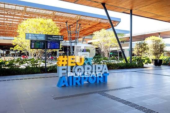 Letreiro no Aeroporto Internacional de Florianópolis Hercílio Luz | Pulsar  Imagens | Banco imagens do Brasil