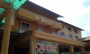 Aksi buang buah naga di jalan dilakukan petani di desa jambewangi, kecamatan sempu, banyuwangi, rabu (23/1). Jalan Sekerat Kuala Muda Mapio Net