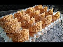 حلويات اللوز حلوة الوردة X2f المقادير تحت الفيديو Petits Fours Aux Amandes Youtube Bakery Desserts Desserts Savory Donuts Recipe