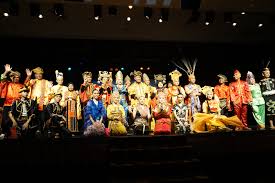 Salah satu contoh tari tradisional dari jogja adalah tari serimpi, dipakai untuk menyambut raja dan tamu di keraton. Persembahan Tarian Etnik Sabah Titik Mengalai Sempena Panggung Seni Tradisional 2019