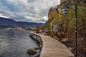 La majorité de la population est d'origine macédonienne et chrétienne orthodoxe, mais il existe également une minorité musulmane albanaise importante. Sentier En Bois Lac Matin Hiver Paysage Chemin Lake Ohrid Macedoine Du Nord Tourisme Voyage Pikist