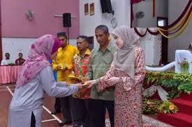 Tengku amalin aishah putri mengenakan busana pengantin rekaan khas dari pereka terkenal radzuan radziwill. Kini Berkahwin Dengan Kerabat Brunei Tengku Amalin Aisyah Putri Pernah Bergelar Majistret