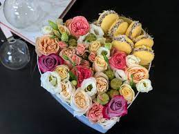 Great for valentine's day, birthdays, mother's day, or lgbtq pride! Mixed Flower Arrangement In Heart Box With Macaroons By Luxury Flowers Miami