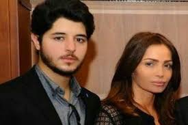 أخذ نوح يرسم علامات استفهام في ورقة وهو ينظر لسامح، وفي نهاية الحلقة يعتبر مسلسل (علامة استفهام) عودة للممثل محمد رجب، بعد غياب 11 عاما عن الدراما التلفزيونية، ومنذ.اقرأ. Ù…ÙˆÙ‚Ø¹ Ø®Ø¨Ø±Ù†ÙŠ Ø§Ø¨Ù† Ø±Ø§ØºØ¨ Ø¹Ù„Ø§Ù…Ø© ÙŠÙ…Ù†Ø¹ ÙˆØ§Ù„Ø¯ØªÙ‡ Ù…Ù† Ø§Ù„Ø±Ù‚Øµ
