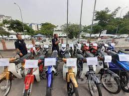 Haaa.kat atas tu salah satu pic yg kite snapshot kat iklan@uk.ni sebuah motisal untuk diletgo.harga seperti dalam pic tu rm5000 (boleh runding lagi lerr). Rm250 Dah Boleh Beli Motosikal