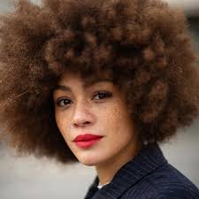Locken von afro bis beach waves elle. Afro Haare Die Besten Pflege Und Styling Tipps Vom Profi Cosmopolitan
