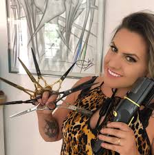 Uma cátia que aprendeu a viver sozinha, a estar sozinha. Salao Catia Azevedo Home Facebook