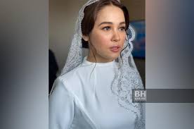 Pelakon emma maembong mendedahkan dia positif covid 19 walaupun tanpa gejala dijangkiti wabak berkenaan. Emma Maembong Sah Isteri Juruterbang