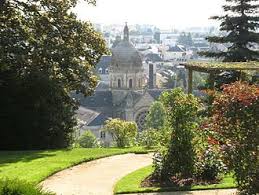 Le Plus Grand Parc Lavallois Est Le Jardin De La Perrine Il S Agit D Un Ancien Parc Prive Qui Entoure Un Manoir Du Xviiie S Alain En 2020 Le Manoir Laval