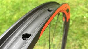 Pour monter le pneu tubeless, il faut tout d'abord monter la valve tubeless de la jante, puis on enduit le premier flanc du pneu de liquide de montage, on met le premier flanc en place certains diront: Tutoriel Passer Sa Jante Vtt En Tubeless Www Actuduvttgps Fr