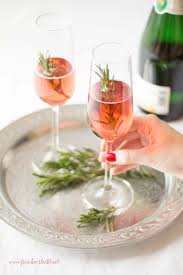 Prosecco Mit Rosmarin Und Creme De Cassis Frisch Verliebt Mein Blog Fur Food Und Lifestyle Aperitif Weihnachten Sekt Sommerliche Grillrezepte Aperitif Mit Sekt