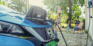 Az elektromos autó (villanyautó) villanymotorral meghajtott autó. Elektromos Auto Fali Tolto Ez Lesz A Villanyautozas Jovoje