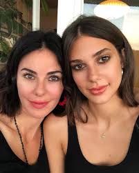 Ünlü komedyen cem yılmaz'dan ayrıldıktan sonra magazin gündeminden düşmeyen defne defne samyeli, estetiği olmadığını söylemişti fakat gençlik fotoğrafları yalancı çıkardı. Defne Samyeli Nin Kizlari Derin Ve Deren Talu Estetik Harikasi Mi Iste Estetiksiz Halleri Galeri Takvim