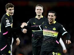 Tijdelijke woningen Waalre-dorp gaan woonstichting geld kosten, maar ze  komen er toch