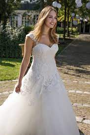 Schicke brautschuhe runden den look gekonnt ab. Brautkleid Rainbow Modezentrum Wammes