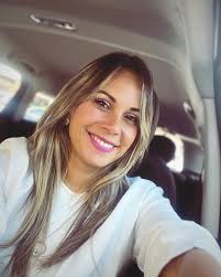 Cuando estés algo triste, frustrad@, cansad@ o enojad@ en el trabajo:  ❣️Siente tu emoción y haz una pausa para observarte y entender de dónde  viene, qué viene a mostrarte y qué puedes