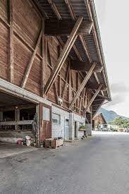 Ein zuhause ohne metall, ohne leim und ohne chemische baustoffe — nur das reine holz, wie die natur es uns gibt. Referenzen Kung Holzbau Ag Holzbau Konstruktion Holzbau Fassade Coole Architektur