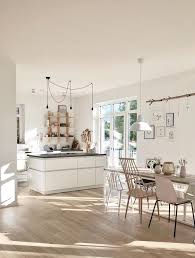 Die Sonne Zu Gast Esszimmer Esstisch Kuche Wohnkuche Offenekuche Whitehome Minimalsim Offene Kuche Wohnzimmer Wohnen Minimalistisch Wohnen