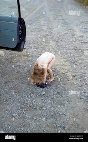 Girl peeing in strada Foto stock - Alamy