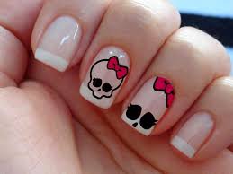 Calaveritas en las uñas