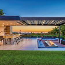 Os toldos pergola são opções práticas e que mantém a estética dos ambientes externos. Iaso Pergolas Iaso