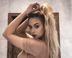 Karierę muzyczną rozpoczęła w 2012, publikując covery na oficjalnym kanale w serwisie youtube. Sylwia Przybysz Zmienila Kolor Wlosow Jej Fani Sa Zachwyceni Obcas Pl