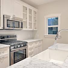 Edgecomb Grey With Carrera Marble Grey Kitchen Walls Traditional Kitchen Paint Beach House Kitchens