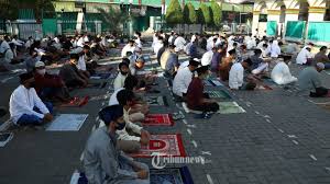 Adapun hukum melaksanakan ibadah salat idul fitri adalah sunah muakad karena rasulullah saw selalu menjalankannya. Panduan Malam Takbiran Dan Sholat Idul Fitri 2021 Di Saat Pandemi Covid Dari Kemenag Tribunnews Com Mobile