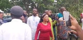 Protesters believed to be indigenous people of biafra on monday blocked strategic roads in onitsha and nnewi, anambra state, in protest against the trial of nnamdi kanu in abuja. Hlvbzfwrxzls2m