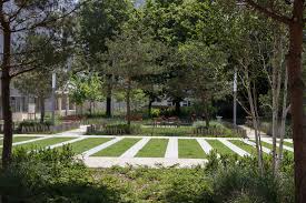 Le Tapis Vert Et En Fond Les Salons Du Square Paysage Jardin Public Tapis Vert