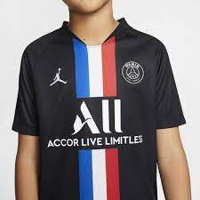Selon les derniers visuels dévoilés par le média footy headlines, nike devrait s'éloigner des couleurs traditionnelles et historiques du club de la capitale pour cette probable nouvelle tunique. Soldes Maillot Psg 4 Ans En Stock