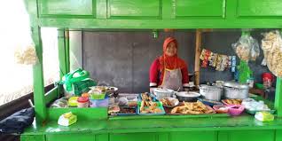 Pria itu meminta makan namun tidak mau membayar. Kisah Darsini Bangun Kembali Warung Makan Yang Roboh Dream Co Id