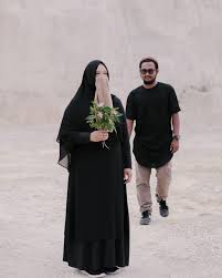 Anda dapat memilih bangunan masjid di bagian dalam masjid, anda dapat berpose seolah sedang ibadah berjamaah, sedangkan di bagian luar masjid, anda dapat menunjukkan kegiatan. Tetap Menarik Dan Sopan Ini Konsep Foto Prewedding Islami Wedding Market