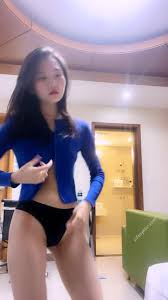 最新流出重磅福利》青春無敵私密電報群內福利，藝校頂級身材高顏氣質美女【小可愛】私拍~和閨蜜各種脫衣裸舞挑逗(