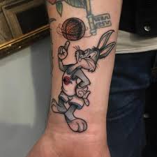 45 Sportliche Arten Von Basketball Tattoos Designs Bedeutungen Beruhmte Promis 2018 Arten Basketba Basketball Tattoos Tattoos For Guys Tattoo Designs