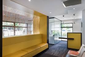 Cabinet Medical Annecy Ophtalmologue Espace Accueil Banquette Jaune Cloison Dacryl Vegetale Retroeclaire Dyn Cabinet Medical Cabinet Cabinet Kine