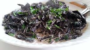 Avec des trompettes de la mort, une omelette vous sublimera ces champignons au goût si subtile. Trompettes De La Mort Creme Et Persillade Mariatotal De Mariatotal Et Ses Recettes De Cuisine Similaires Recettesmania