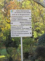 L'aide et l'action sociales délivrent des prestations sans contrepartie à des personnes dites vulnérables mais constituent 2 formes d'intervention distinctes et complémentaires. Aide Sociale A L Enfance Wikipedia
