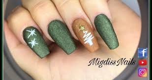 Las uñas postizas están de moda y es que llevar unas uñas decoradas y bien cuidadas hace que las manos luzcan y se vean bonitas. Unas Acrilicas Diseno Navideno Christmas Design Manicuravip Com