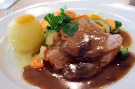 Krustenbraten Mit Getrockneten Pflaumen Rezept Essen Weihnachtsessen Lebensmittel Essen