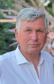 Poezi Ilir SPATA: KASTRIOT Emër i ardhur, Thellë, nga mesjeta. Kohrash që  shkuan, Relike ngelë. Mbi tokë asgjë Nga kohë e shkuar, Veç toponimit,  "Kala", "kështjellë". Lidhur kaq ngushtë Me historinë; Bëma