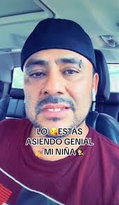 Niña Haciendo Corazon