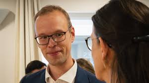 La collectivité se rassemble dans la première église de l'Église de  Jésus-Chris