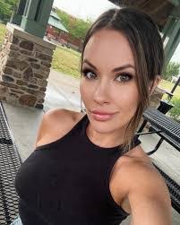 Lara Ashley's Instagram, Twitter & Facebook